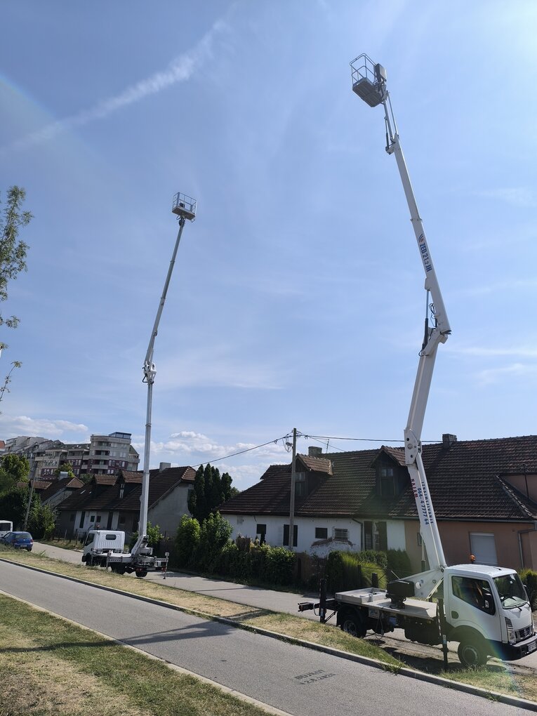 Dva kamiona sa podignutim strelama