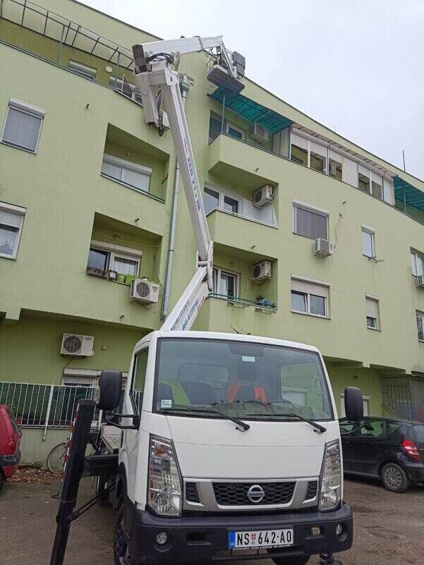 Kamion sa korpom ispred zgrade u Novom Sadu