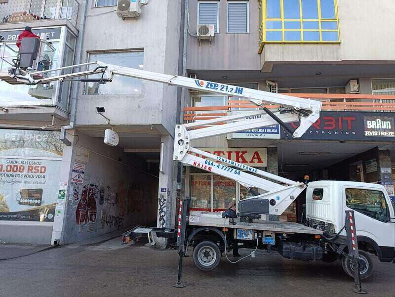 Kamion Nissan Cabstar i postavljanje reklame na izlog