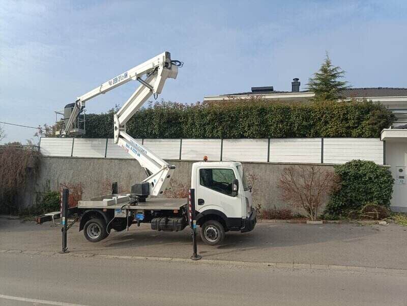 Kamion sa strelom i korpom za radove na visini
