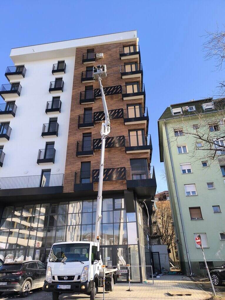 Visinski radovi na fasadi zgrade u Novom Sadu